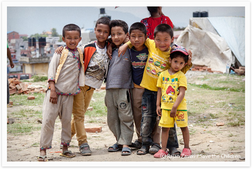 네팔 구호현장의 아동들