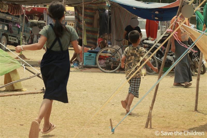 임시 대피소에서 뛰어노는 미얀마 아동