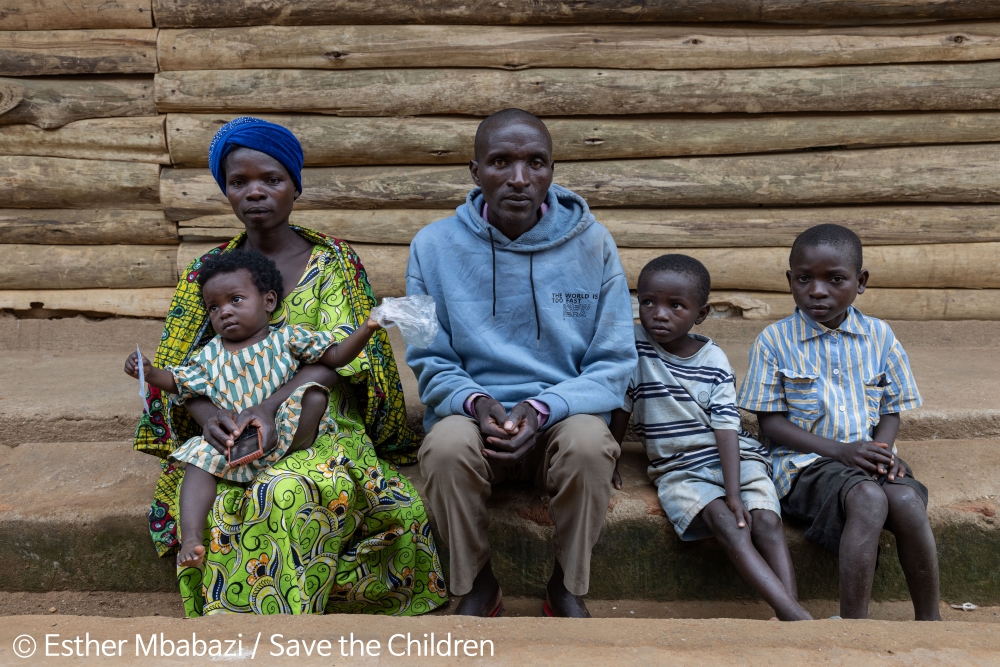 난민 캠프에 도착한 사이먼과 가족