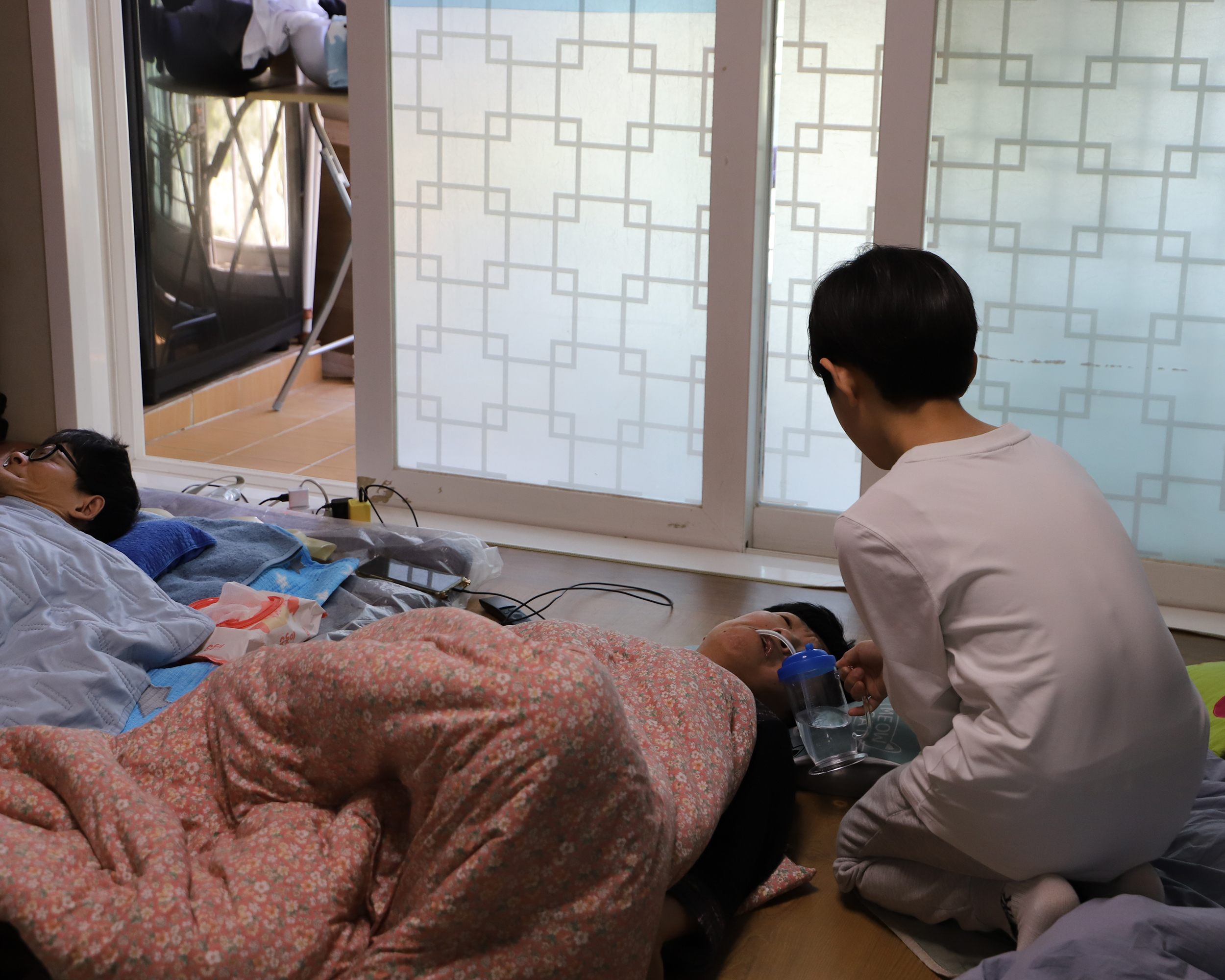 부모님을 돌보는 선우