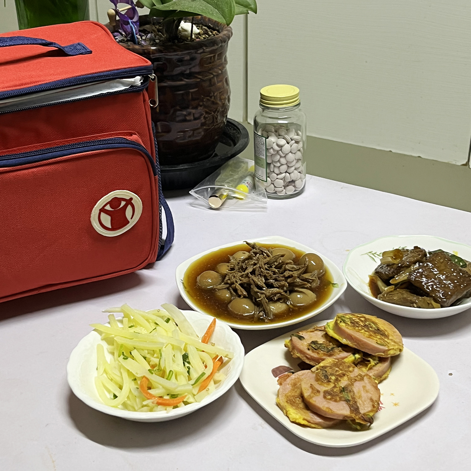 준우네 배달된 도시락과 영양제