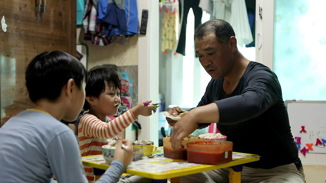 50세, 두 아이의 아빠로 살기에는 어쩌면 조금 버거운 나이.