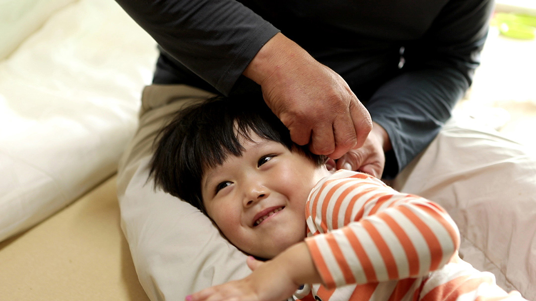 "현정이 속옷이 다 해졌는데 5장에 만원짜리, 그거 하나 사주는 데 석 달이 걸렸어요. 돈이 없어서…"