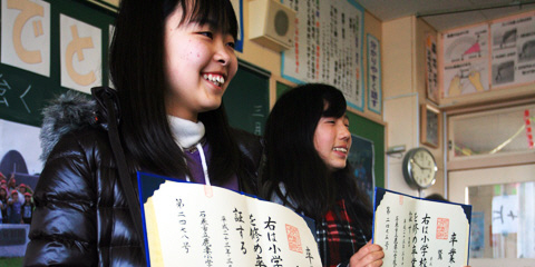 일본지진피해-나나미와 주이의 초등학교 졸업식