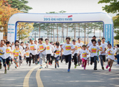 2015 국제 어린이 마라톤: 달리는 것만으로도 남을 도울 수 있습니다