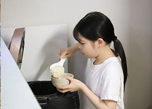 홀로 밥을 차려먹는 사랑이